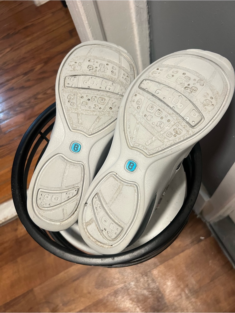 Bzees Women's Light Gray Slip-On Sandal with Pink Swirl Accents size 9 - Picture 5 of 7